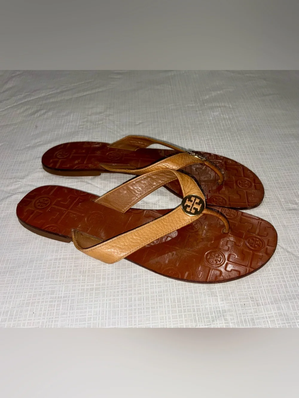 Tory Burch Sz 9 Tan Leather Gold Toned Logo Thong Sandals flat flip flops